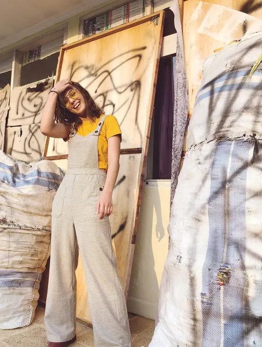 Selain berparas ayu, Nasya Marcella dikenal sebagai selebriti yang pandai memadukan busana. Kali ini, ia tampak memakai overalls berwarna krem yang dipadukan dengan kaus kuning. Kacamata yang dipakainya juga menambah kesan keren.(Liputan6.com/IG/@nasyamarcella)