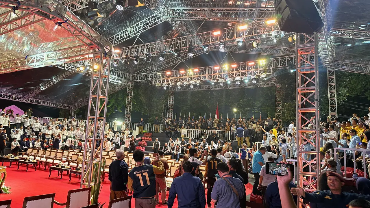 Pendukung tiga pasangan calon (paslon) presiden dan wakil presiden jelang pengundian nomor urut peserta Pilpres 2024 di Gedung KPU RI, Jakarta (Liputan6.com/Nanda Perdana Putra)