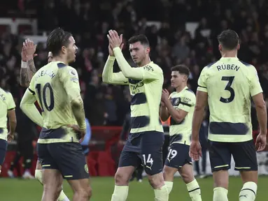Para pemain Manchester City bereaksi terhadap para penggemar setelah bertanding melawan Nottingham Forest pada pertandingan lanjutan Liga Premier Inggris di  Stadion City Ground, Nottingham, Inggris, Sabtu (18/2/2023). Man City bermain imbang atas Nottingham Forest dengan skor 1-1. (AP Photo/Rui Vieira)