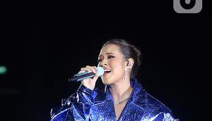 Penyanyi Raisa tampil pada konser bertajuk Raisa Live in Concert di Stadion Utama Gelora Bung Karno (SUGBK), Senayan, Jakarta, 25 Februari 2023. Konser Raisa yang sempat tertunda hampir tiga tahun karena pandemi COVID-19 ini mencetak sejarah sebagai penyanyi solo wanita yang mengadakan konser di (SUGBK). (Kapanlagi.com/Bambang E. Ros)
