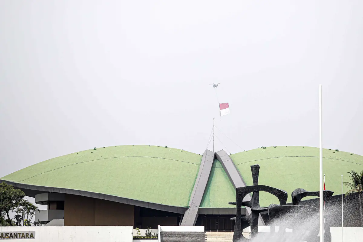 FOTO: Hut ke-76 TNI, Bendera Merah Putih Raksasa Berkibar di Langit Jakarta