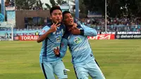 Dua pemain Persela Lamongan, Saddil Ramdani dan Zainal Arifin merayakan gol yang dicetak ke gawang Mitra Kukar pada pekan ke-34 TSC 2016 di Stadion Surajaya, Lamongan, Jumat (16/12/2016). (Bola.com/Fahrizal Arnas)