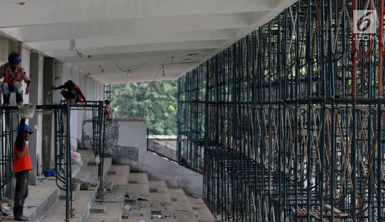Pekerja menyelesaikan proyek renovasi Stadion Madya Senayan, Jakarta, Kamis (12/10). Pengerjaan renovasi Stadion Madya yang akan digunakan untuk perhelatan olahraga Asian Games Jakarta-Palembang 2018 terus dilakukan. (Liputan6.com/Joohan Tallo)