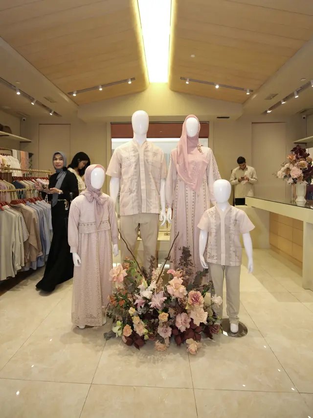 Sanika, Eksplorasi Budaya Minang dengan Warna Baru di Baju Lebaran Sarimbit dari Ria Miranda