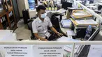 Pegawai Badan Kepegawaian Daerah DKI Jakarta menyelesaikan pekerjaannya di Kantor Balai Kota DKI Jakarta, Kamis (11/2/2021). Kementerian PANRB secara resmi melarang seluruh ASN bepergian ke luar kota saat libur Imlek guna mencegah penyebaran dan penularan COVID-19. (Liputan6.com/Johan Tallo)