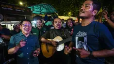 Calon Wakil Presiden Muhaimin Iskandar (kiri) bernyanyi bersama pendukungnya dalam kampanye pemilu pertamanya di Surabaya pada tanggal 28 November 2023. (Juni Kriswanto/AFP)
