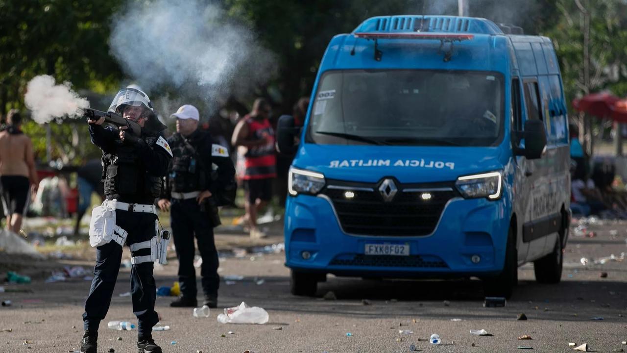 FOTO: Bentrokan Polisi dan Suporter Warnai Keberangkatan Flamengo
