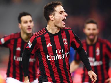 Gelandang AC Milan, Giacomo Bonaventura, melakukan selebrasi usai mencetak gol ke gawang Bologna pada laga Serie A di Stadion San Siro, Senin (11/12/2017). AC Milan menang 2-1 atas Bologna. (AFP/Marco Bertorello)