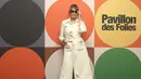 Sementara itu, model Italia dan Prancis Carla Bruni mengenakan mantel berhias warna putih dan emas serta menenteng tas bermotif bunga. [Dok/Valentino].