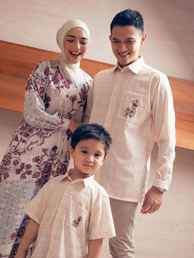 6 Gaya Lebaran ala Keluarga Citra Kirana, Inspirasi Baju Sarimbit Anti Boring