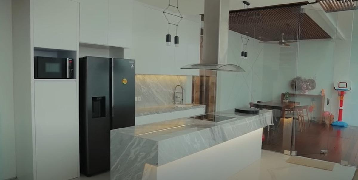 9 Potret Dapur Raditya Dika yang Elegan, Kitchen Island Full Marmer - Ada Tatakan Unik