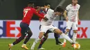 Gelandang AC Milan, Sandro Tonali (kanan) mengontrol bola dari kawalan pemain Lille, Jonathan Bamba pada pertandingan lanjutan Grup H Liga Europa di stadion Stade Pierre Mauroy di Villeneuve d'Ascq, Prancis, Kamis (26/11/2020). AC Milan bermain imbang 1-1 atas Lille. (AP Photo/Michel Spingler)