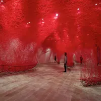 Melihat instalasi seni karya Chiharu Shiota yang terkenal di Museum MACAN (Museum MACAN)