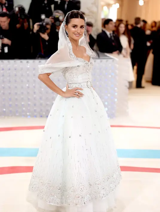 Mulai dari Anne Hathaway hingga Rihanna, berikut selebriti dengan busana terbaik di Met Gala 2023. (Foto: Dok/CHANEL).