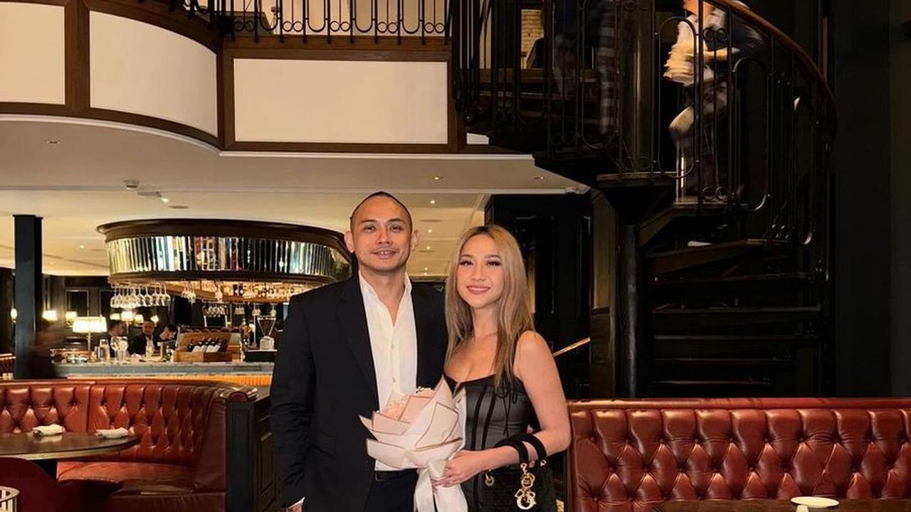 7 Potret Bunga Citra Lestari dan Tiko Aryawardhana Makan Malam Mewah Bersama, Romantis Dapat Seikat Bunga Pink - Gaunnya Jadi Sorotan