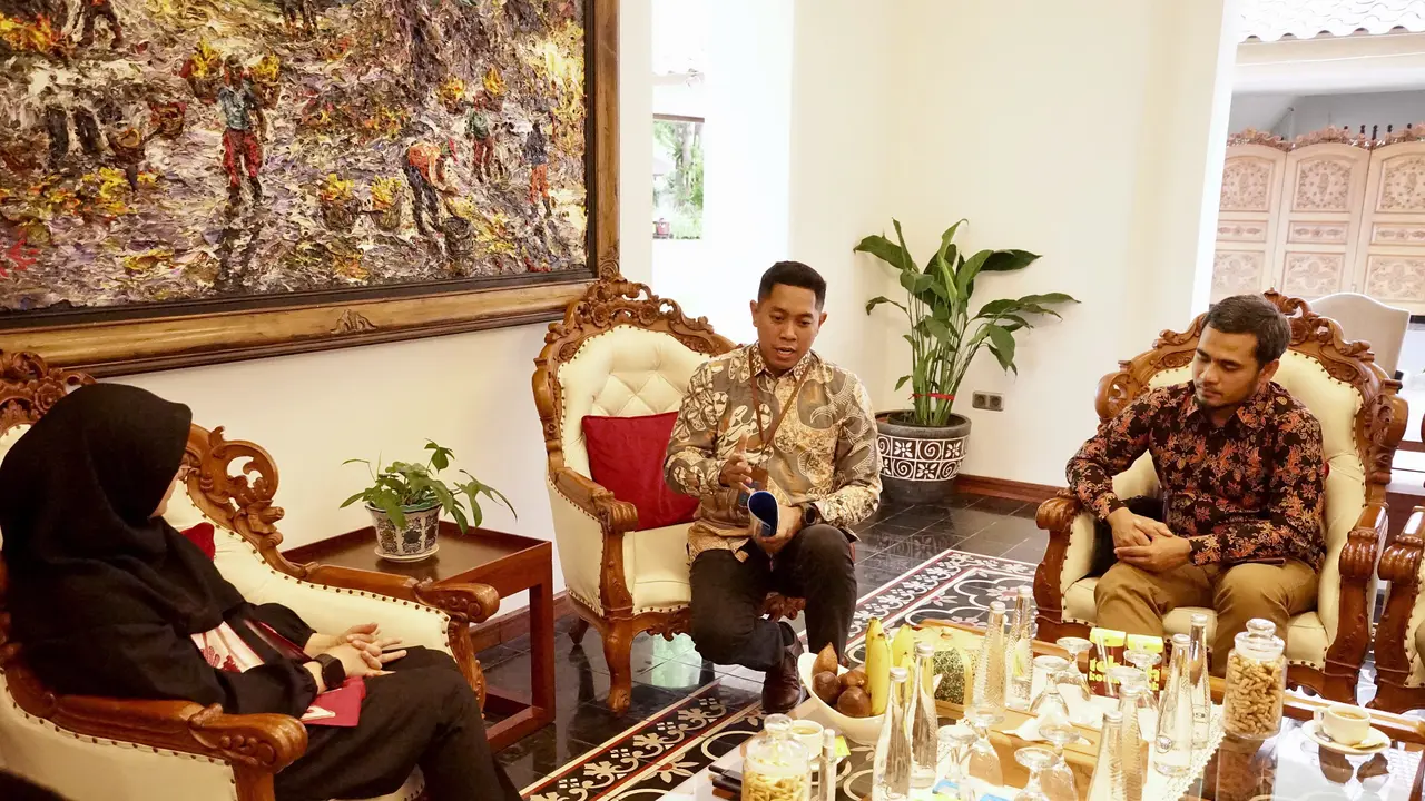 Tim PLN yang dipimpin oleh Vice President Pre-Construction PT. PLN Indonesia Power, Aswindo,  temua bupati Banyuwangi Ipuk Fiestiandani di Pendopo Shaba  Swagata Blambangan Banyuwangi (Istimewa)
