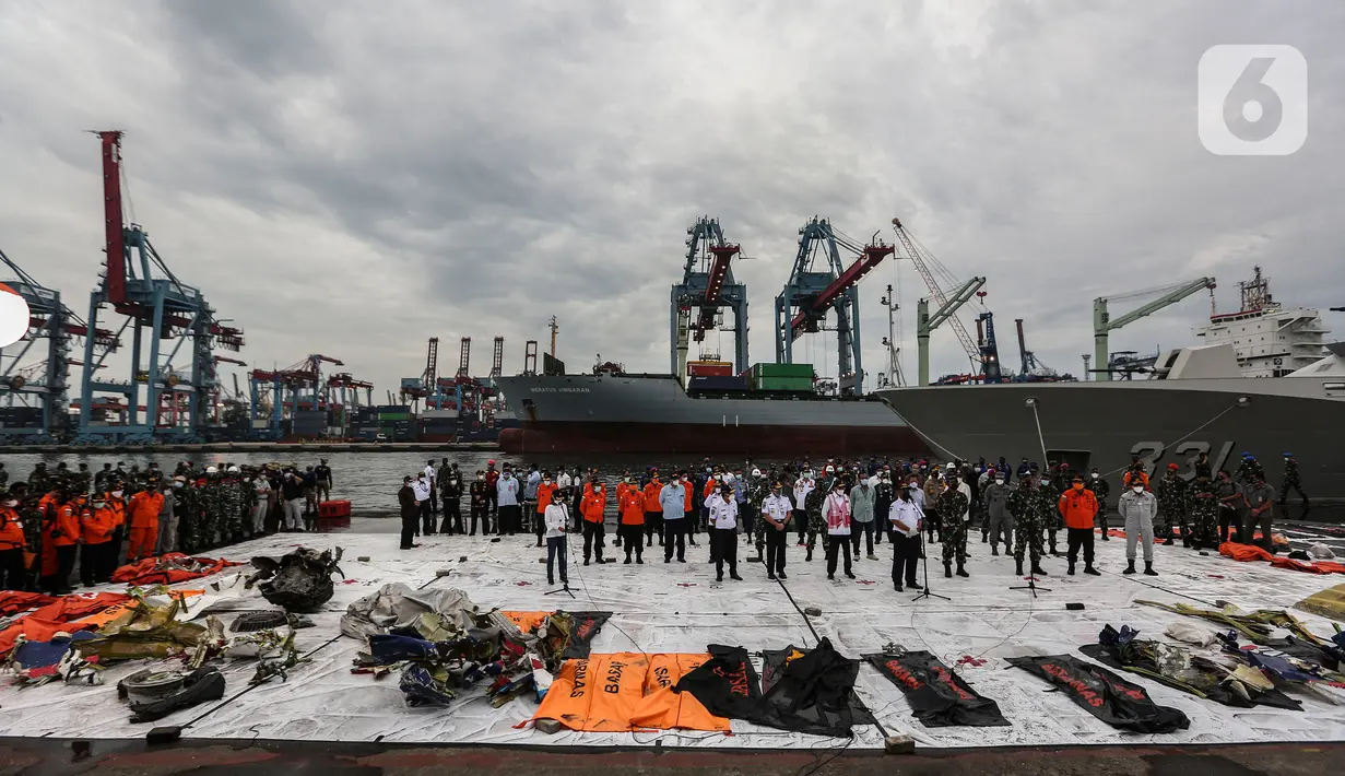 Panglima TNI Marsekal Hadi Tjahjanto, Menhub Budi Karya Sumadi dan Kepala KNKT Soerjanto Thahjono bersiap memberikan keterangan musibah jatuhnya pesawat Sriwijaya Air  SJ 182 di JICT Tanjung Priok, Jakarta Utara, Selasa (12/1/2020). (Liputan6.com/Johan Tallo)