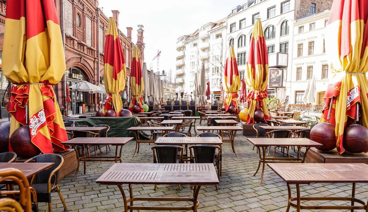 Meja dan kursi terlihat di luar restoran yang tutup di Berlin, ibu kota Jerman (22/3/2020). Demi menahan laju penyebaran coronavirus baru (COVID-19), Jerman melarang pertemuan publik lebih dari dua orang, menurut langkah terbaru negara tersebut yang diumumkan pada Minggu (22/3). (Xinhua/Binh Truong)