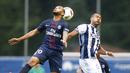 Aksi pemain Paris St Germain, Layvin Kurzawa (kiri) saat berduel dengan pemain West Brom, Salomon Rondon pada laga uji coba di Schladming Athletic Area, Austria, (13/7/2016). PSG menang 2-1. (Action Images via Reuters/Dominic Ebenbichler)