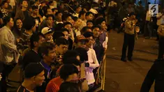 Warga memadati lokasi ledakan di Terminal Kampung Melayu, Jakarta, Rabu (24/5). (Liputan6.com/Angga Yuniar)