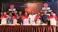 Perwakilan Klub dan Ketua Pelaksana Turnamen Hasani Abdulgani (3kiri), dan Ketua Penyelenggara turnamen Piala Jenderal Sudirman, Letjen TNI Agus Sutomo (tengah) berfoto bersama usai press conference di Hotel Century, Jakarta, Senin (04/01/2016). (Bola.co