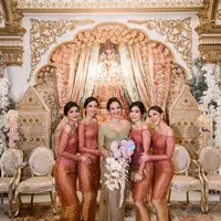 Yuki Kato, Furry Citra, Febby Rastanty, dan Jessica Mila hadir di akad nikah Enzy sebagai bridesmaid. Mereka pun tampil mengenakan kebaya panjang model off shoulder. Credit:[Foto: Ig @furrycitra].