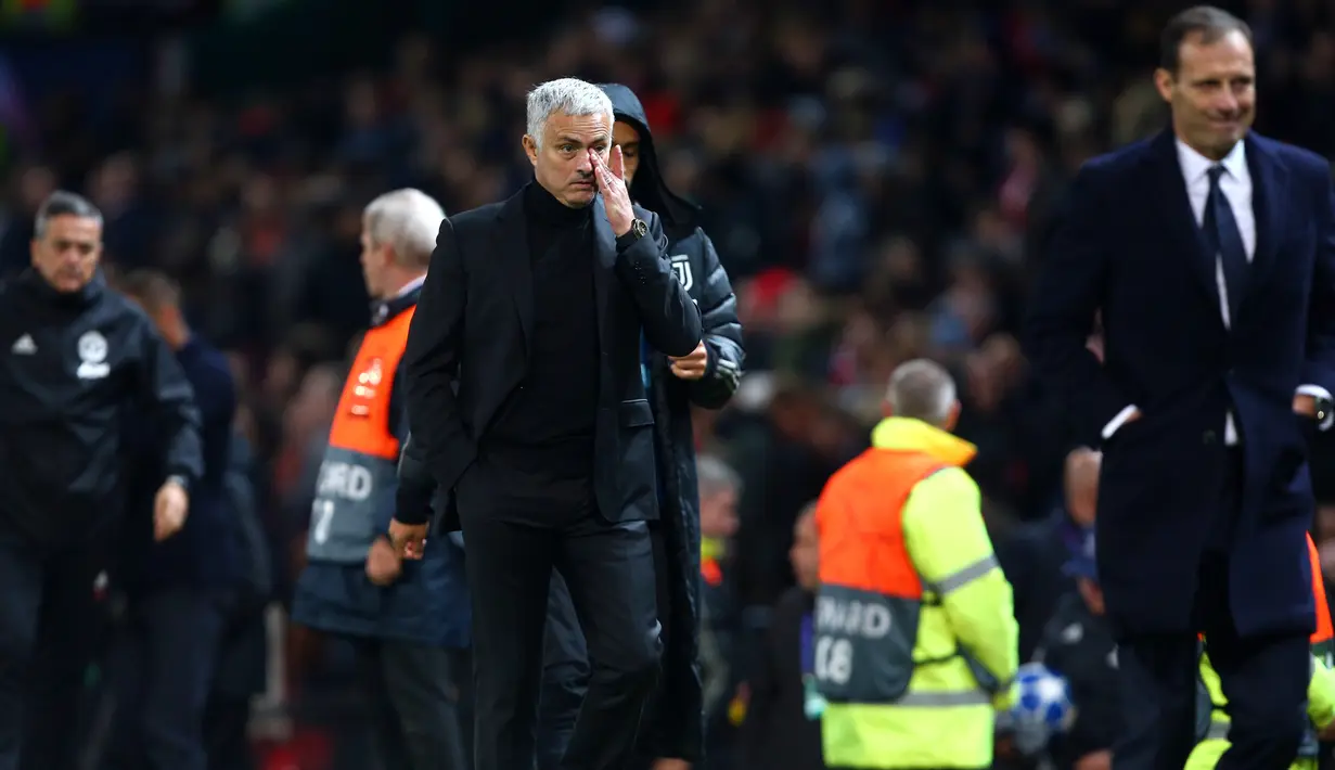 Pelatih Manchester United, Jose Mourinho dan pelatih Juventus, Massimiliano Allegri meninggalkan lapangan usai pertandingan melawan Juventus pada grup H Liga Champions di Old Trafford, Inggris (23/10). Juventus menang atas MU 1-0. (AP Photo/Dave Thompson)