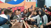 Calon Wakil Presiden nomor urut 03, Mahfud MD memberikan keterangan Pers kepada wartawan usai berkampanye di RTH Maaron Genteng (Hermawan Arifianto/Liputan6.com)