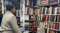 Presiden Prabowo memborong buku sejarah hingga ekonomi di toko langganannya di New Delhi. (IG Prabowo).