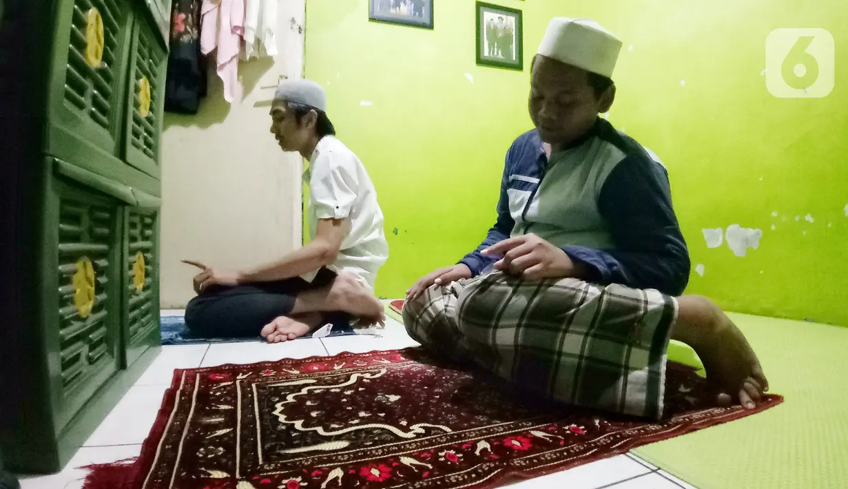 Umat Muslim melaksanakan salat Tarawih berjemaah di rumah di kawasan Tangerang, Rabu (29/4/2020). Selama pandemi COVID-19, pemerintah menghimbau agar masyarakat untuk melaksanakan Salat Tarawih di rumah guna mengantisipasi penyebaran COVID-19. (Liputan6.com/Angga Yuniar)