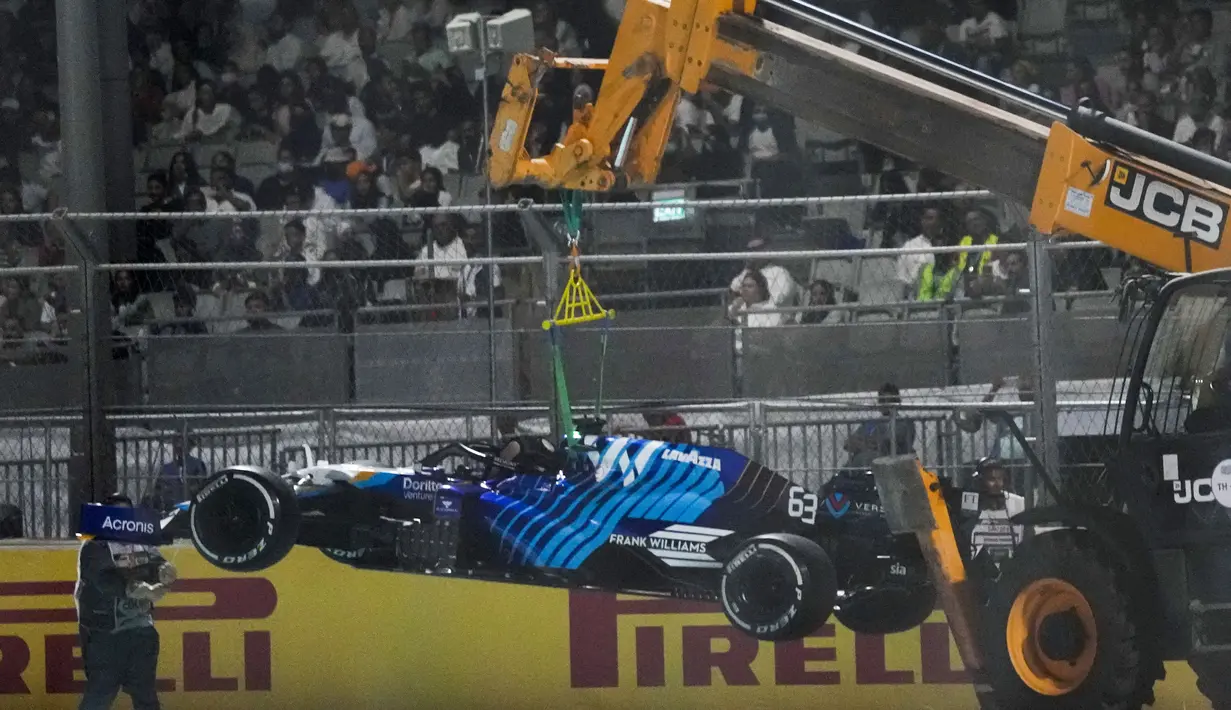 Balap F1 perdana di Arab Saudi itu juga sarat drama setelah lomba harus start ulang dua kali menyusul sejumlah insiden kecelakaan. (AP/Hassan Ammar)