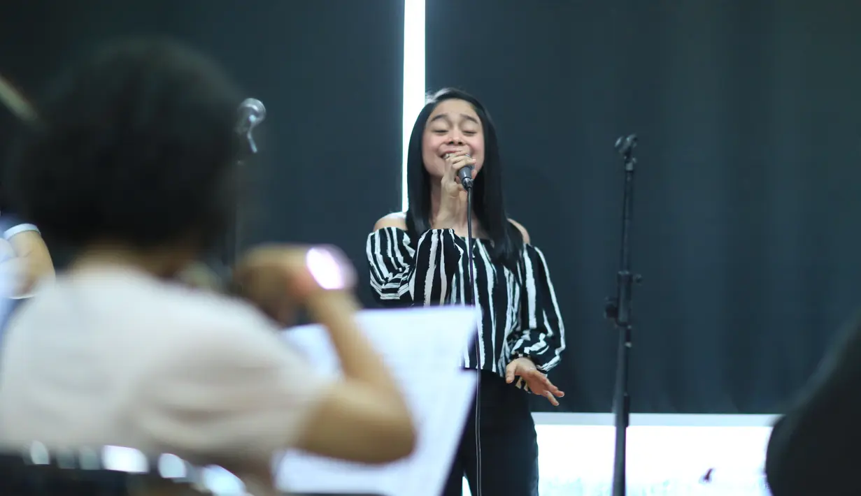 Selain menyanyi, Lesti juga berjanji memberikan kejutan. Rencananya, ia akan mempersembahkan video perjalanan kariernya hingga menjadi terkenal seperti sekarang ini. (Adrian Putra/Bintang.com)