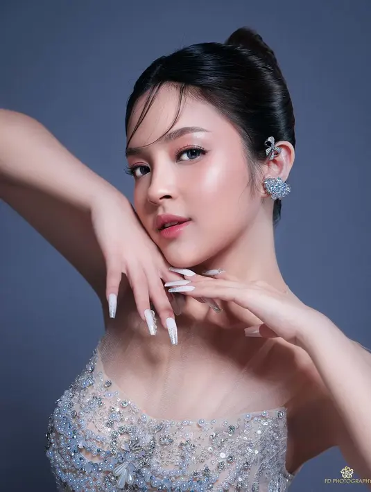 Penataan rambut up do memang bikin Eca terlihat lebih mature dari usianya yang baru 22 tahun. [@fdphotography90]