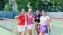 Bermain tenis bersama sahabat, Astrid Tiar tampil feminin sporty dengan crew neck abu-abu dan rok tenis beraksen lipit berwarna navy. Untuk sentuhan girly, Astrid Tiar mengenakan sneakers berwarna pink. (instagram/astridtiar127)