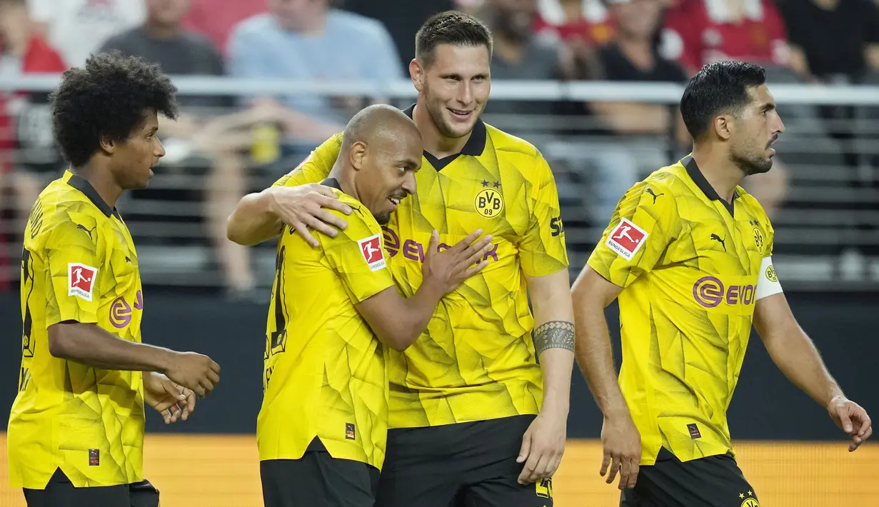 Pemain Borussia Dortmund merayakan kemenangan atas Manchester United dalam laga uji coba pramusim yang digelar di Allegiant Stadium, Las Vegas, Senin (31/7/2023). MU takluk 2-3 dari Dortmund. (AP Photo/John Locher)