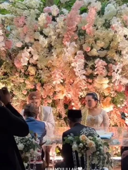 Dilihat dari sebuah video yang beredar, Rachel Amanda dinikahi oleh Narawastu Indrapradna dengan maskawin 50 gram logam mulia. [instagram/karinamecca]
