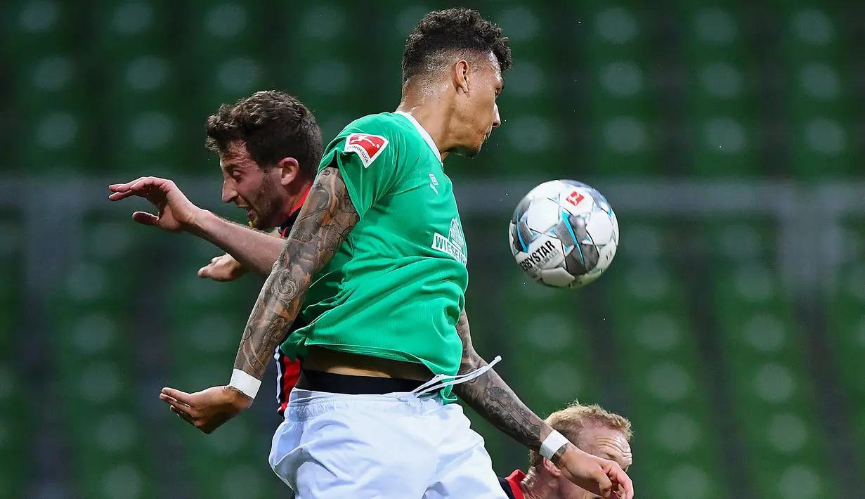 Bek Eintracht Frankfurt, David Abraham, berebut bola dengan pemain Werder Bremen pada laga lanjutan Bundesliga di Weser Stadion, Kamis (4/6/2020) dini hari WIB. Frankfurt menang 3-0 atas Bremen. (AFP/Stuart Franklin/pool)