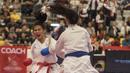 Karateka Indonesia, Ceyco Georgia Zefanya beradu pukulan saat partai final nomor Junior Kumite 59+ kg pada Kejuaraan Dunia Karate Junior, Cadet dan U-21 di ICE BSD, Tangerang, Jumat (13/11/2015). (Bola.com/Vitalis Yogi Trisna) 
