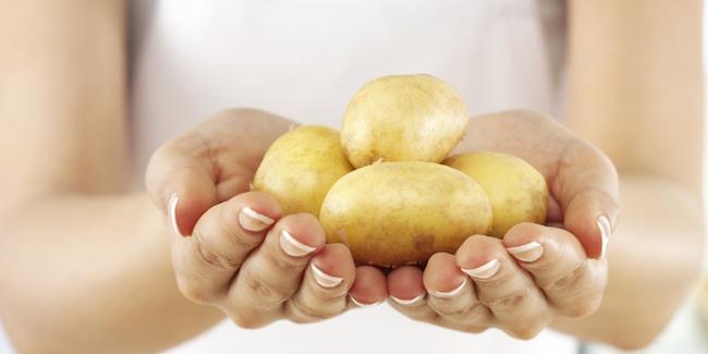 Mengonsumsi kentang/Copyright Shutterstock