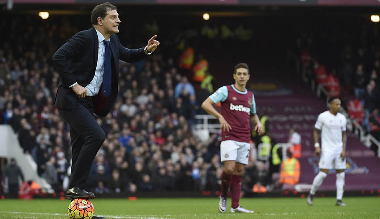 Pelatih West Ham, Slaven Bilic, memberikan instruksi kepada anak asuhnya saat melawan Liverpool. The Hammers sukses meraih kemenangan kedelapan mereka musim ini usai menaklukan The Reds. (Reuters/Toby Melville)