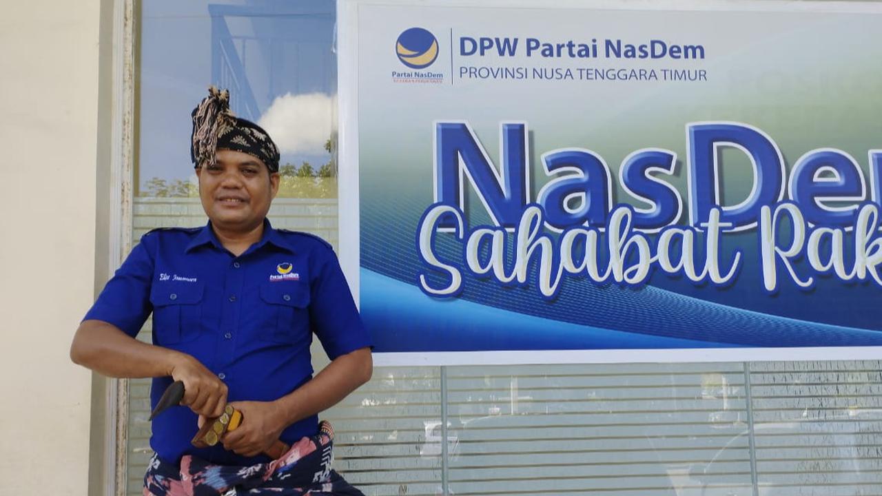 Maju Pilgub NTT, Simon Petrus & Adrianus Garu Klaim Diantar Ribuan Pendukung Saat Daftar ke KPU 27 Agustus