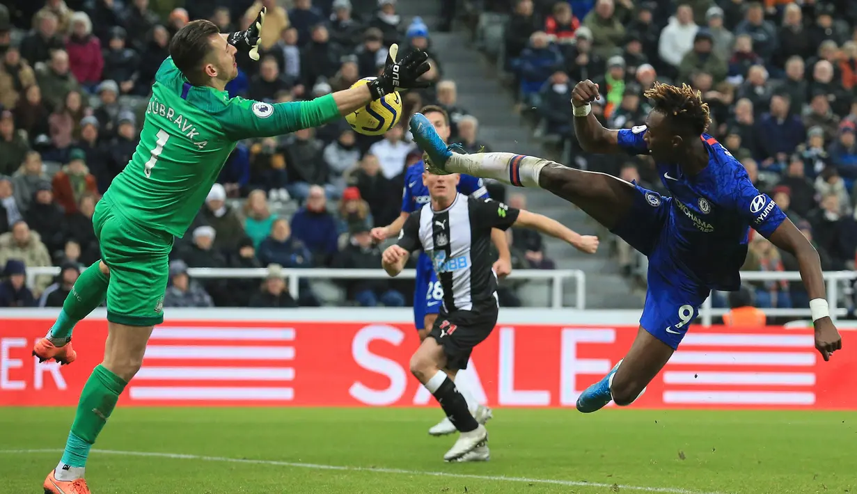 Penjaga gawang Newcastle United Martin Dubravka (kiri) menghalau tendangan pemain Chelsea Tammy Abraham pada pertandingan Liga Inggris di St James' Park, Newcastle, Inggris, Sabtu (18/1/2020). Newcastle United menang 1-0. (Lindsey Parnaby/AFP)