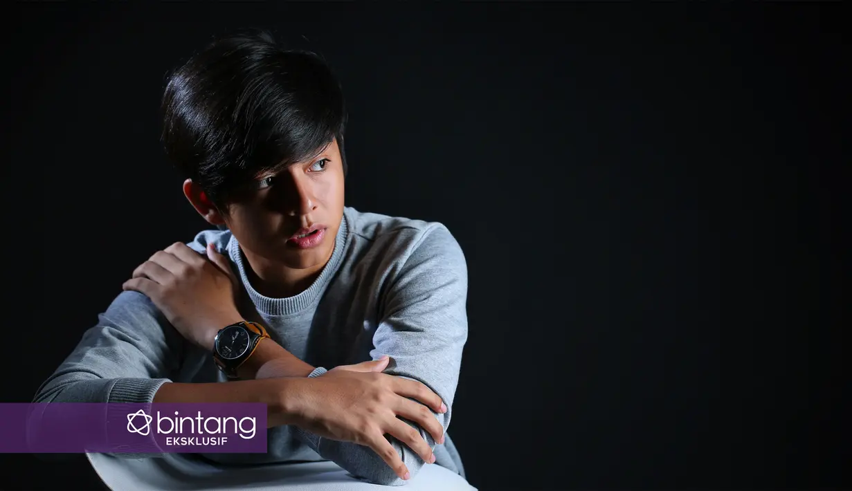 Tumbuh sebagai anak pemalu, Angga Aldi bisa mewujudkan impiannya menjadi artis. Sebuah pencapaian dengan kerja keras dan niat yang kuat. Ia hijrah dari kota kelahirannya Lombok ke Ibu Kota demi impiannya. (Deki Prayoga/Bintang.com)