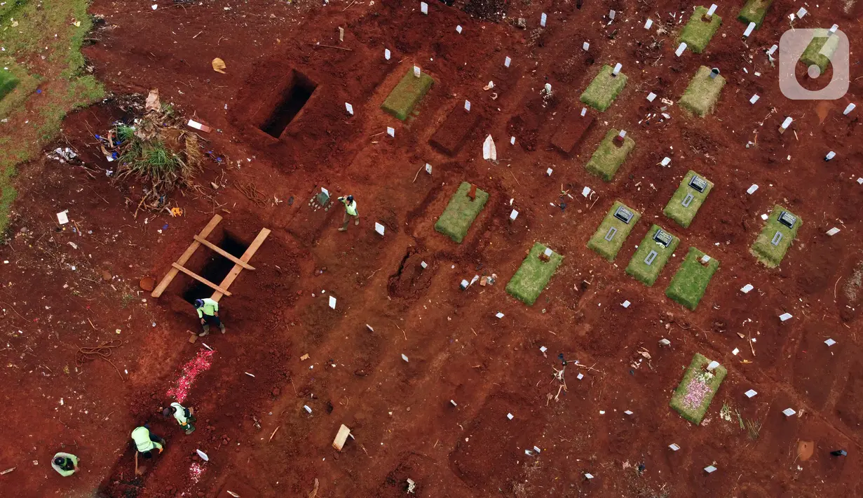 Foto udara menggambarkan lokasi pemakaman jenazah yang diduga terinfeksi Covid-19 di TPU Pondok Ranggon, Jakarta, Kamis {30/4/2020). Berdasar data yang diumumkan pemerintah per 30 April 2020, 10.118 orang positif, 1.522 orang dinyatakan sembuh dan 792 meninggal. (Liputan6.com/Helmi Fithriansyah)