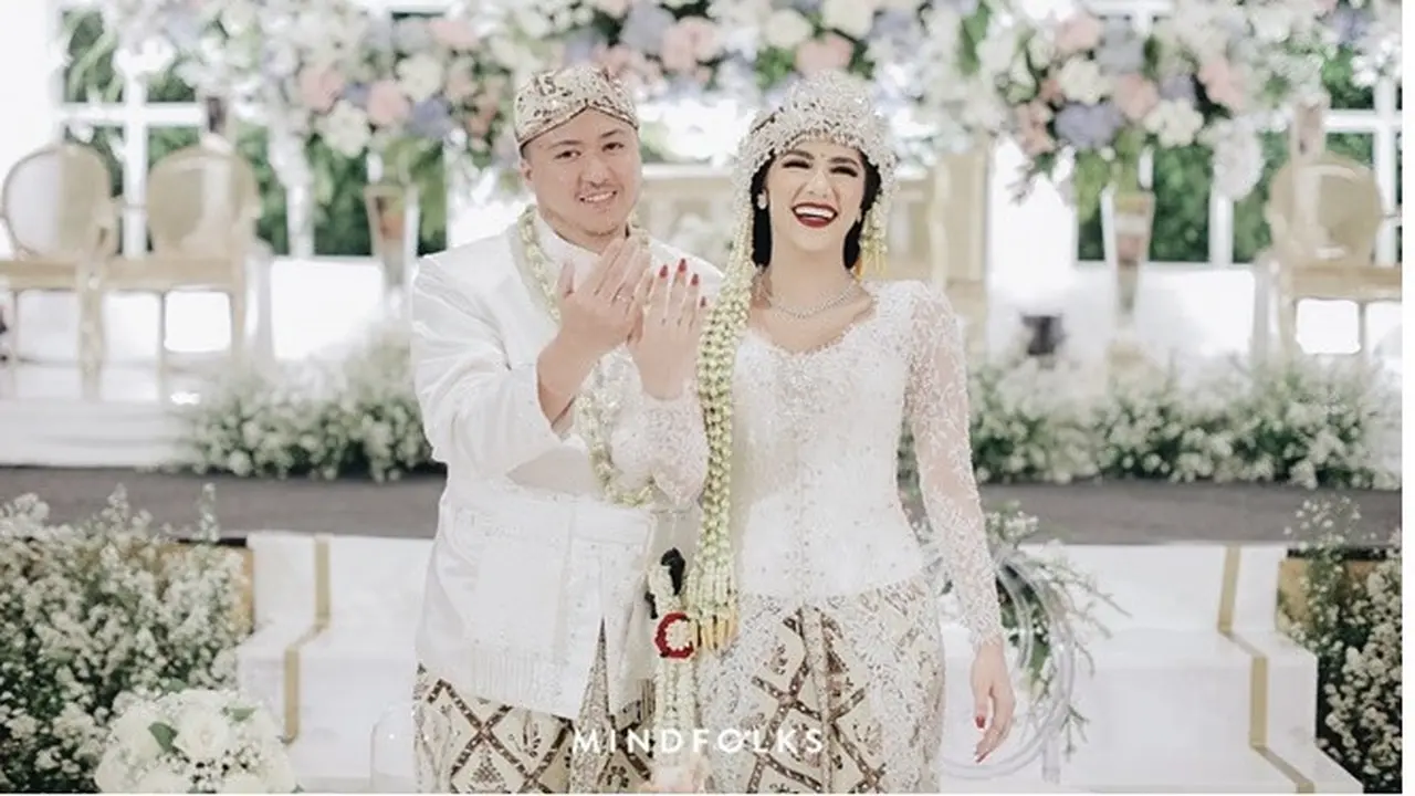 Beda Usia 14 Tahun, Ini 6 Potret Pernikahan Syahra Larez dan Denny Buana