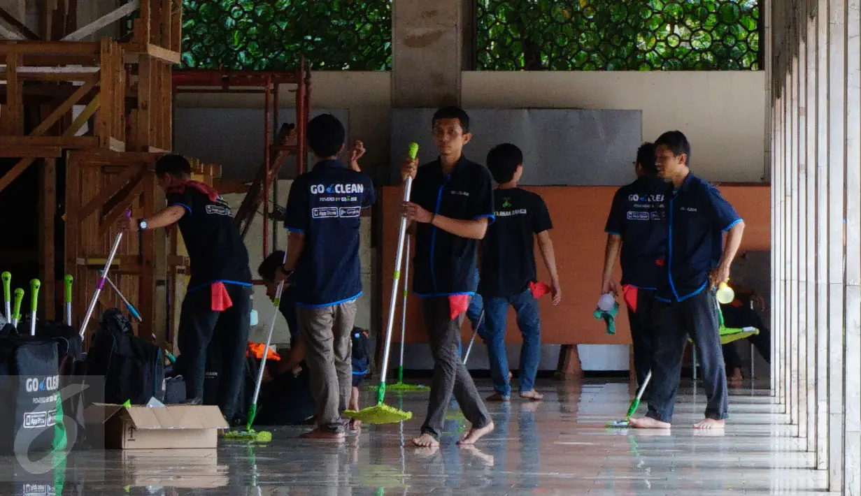 Perusahaan aplikasi online Go-Jek melalui mitra Go-Clean membersihkan Masjid Istiqlal, Jakarta, Jumat (17/6). Kegiatan tersebut merupakan rangkaian "Go-Clean Bersih-bersih 100 Masjid" di Jadetabek selama bulan Ramadan. (Liputan6.com/Fery Pradolo)