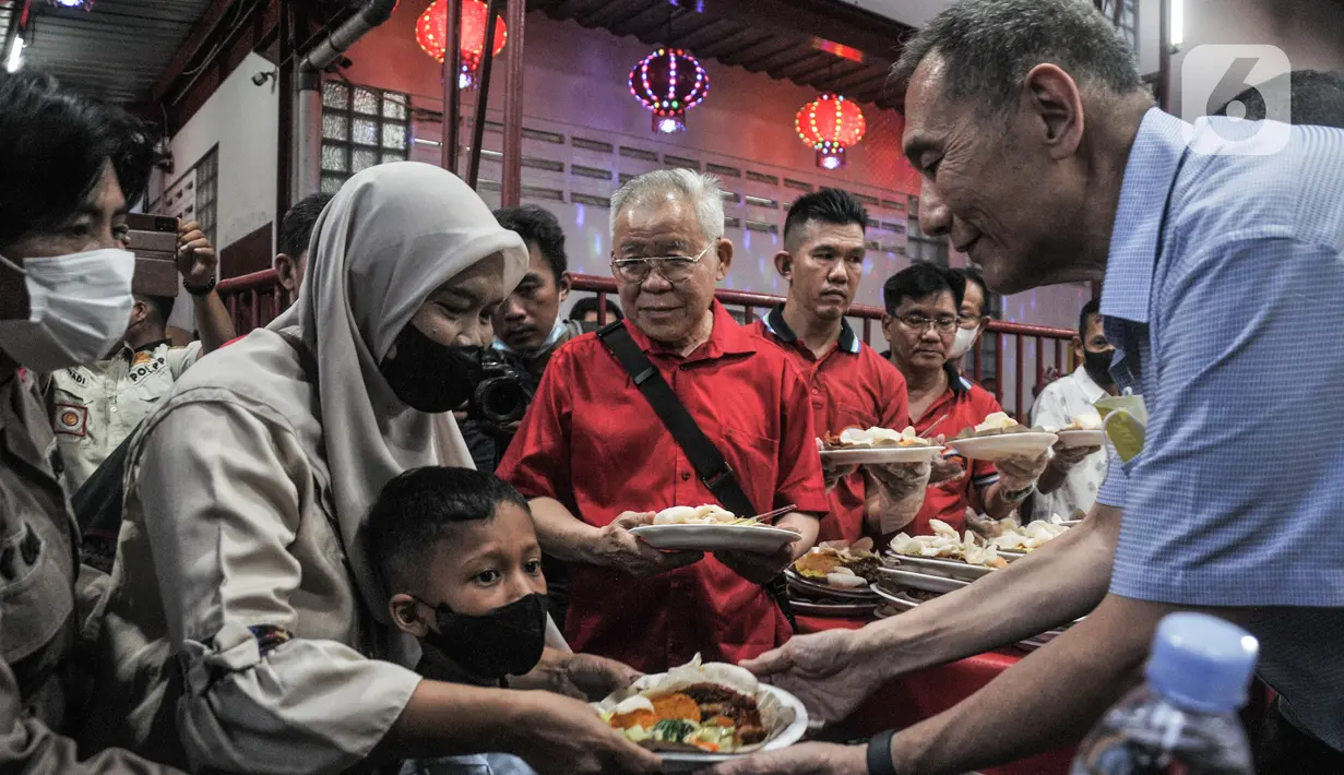 Jusuf Hamka saat membagikan hidangan buka puasa kepada warga di Wihara Dharma Bhakti, Jakarta, Rabu (5/4/2023). (merdeka.com/Iqbal S Nugroho)