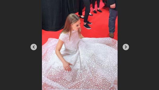 Hannah Brown, seorang bintang reality show Amerika Serikat, mengenakan gaun seberat 25 kilogram untuk tampil di karpet merah CMA Awards 2019. (dok. Insta Story Hannah Brown/https://www.instagram.com/hannahbrown/Dinny Mutiah)