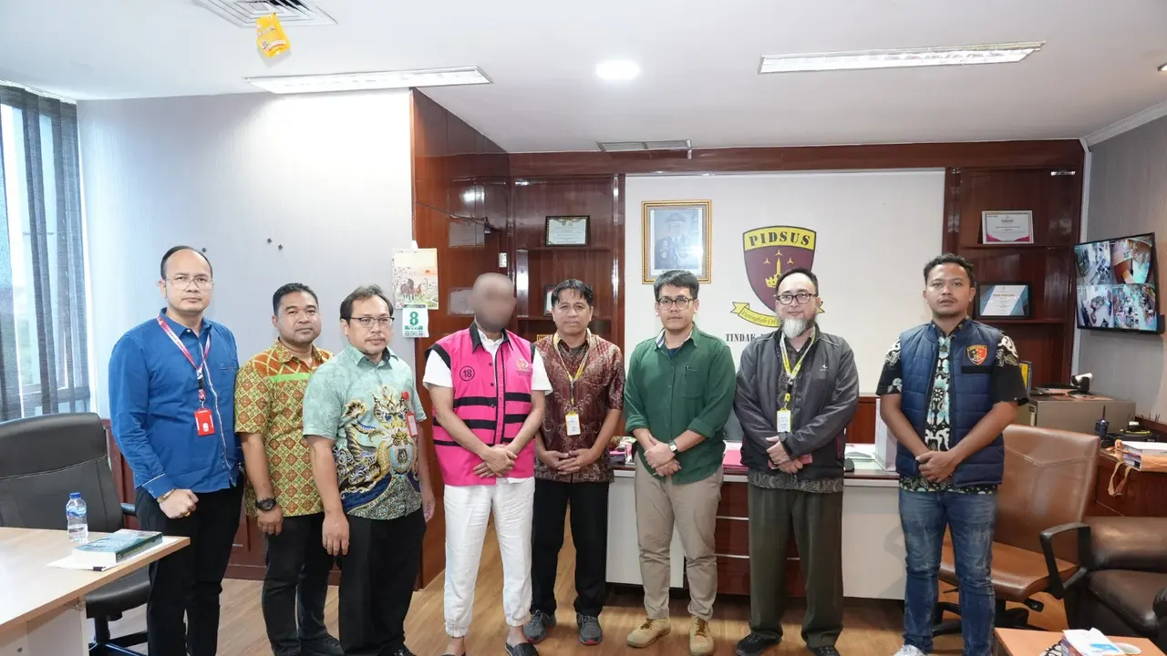 DJP menyerahkan tersangka tindak pidana penerbitan faktur pajak tidak berdasarkan transaksi yang sebenarnya (TBTS) atau faktur fiktif kepada JPU di Kejaksaan Negeri Jakarta Selatan. (Foto: Ditjen Pajak)
