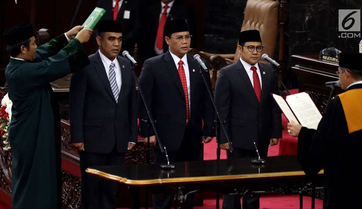 Sekjen Gerindra Ahmad Muzani (dua kiri), Wasekjen PDIP Ahmad Basarah (tiga kiri), dan Ketua Umum PKB Muhaimin Iskandar (empat kiri) disumpah oleh Ketua MA Muhammad Hatta Ali dalam Sidang Paripurna MPR, Jakarta, Senin (26/3). (Liputany6.com/JohanTallo)